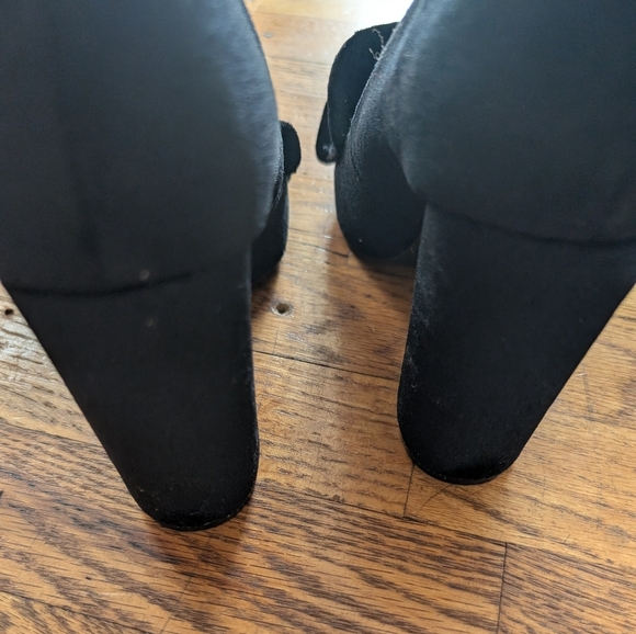 JustFabulous Velvet Chunky Heels - Picture 4 of 7